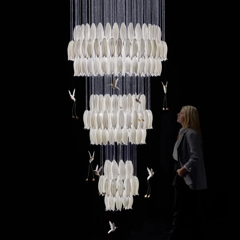 Большая Люстра для Лестницы Sagarti Contemporary chandelier ALBA GRAND Flowers & Birds Белый Золотой Большая Люстра для Лестницы Sagarti Contemporary chandelier ALBA GRAND Flowers & Birds Белый Золотой в Костроме | Loft Concept