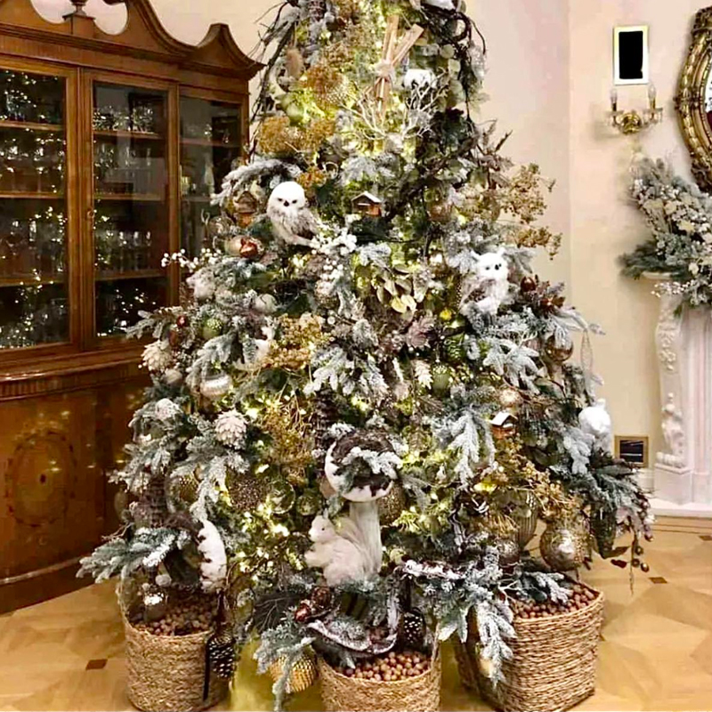 Ель Дизайнерская Украшенная Декором Christmas tree Premium Winter Night Золотой Белый Зеленый Ель Дизайнерская Украшенная Декором Christmas tree Premium Winter Night Золотой Белый Зеленый в Костроме | Loft Concept