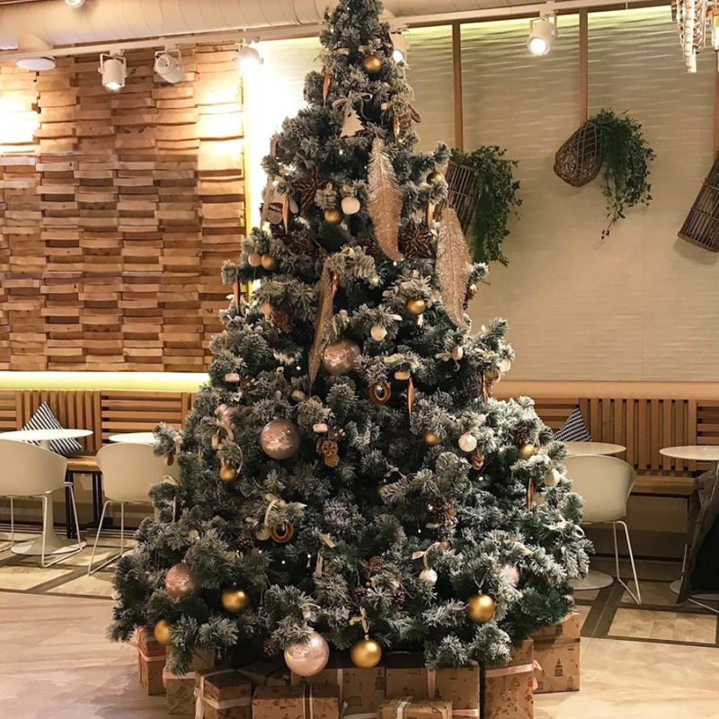 Дизайнерская Елка с Золотым новогодним декором Christmas Tree Golden Feathers Золотой Зеленый Дизайнерская Елка с Золотым новогодним декором Christmas Tree Golden Feathers Золотой Зеленый в Костроме | Loft Concept