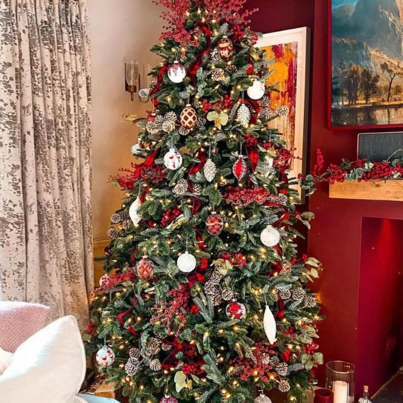 Дизайнерская Елка Украшенная Золотым и Белым декором Pine Cones and Red Decor Красный Белый Зеленый Дизайнерская Елка Украшенная Золотым и Белым декором Pine Cones and Red Decor Красный Белый Зеленый в Костроме | Loft Concept