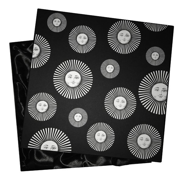 Подарочная коробка для тарелок Fornasetti Черно-белый Подарочная коробка для тарелок Fornasetti Черно-белый в Костроме | Loft Concept