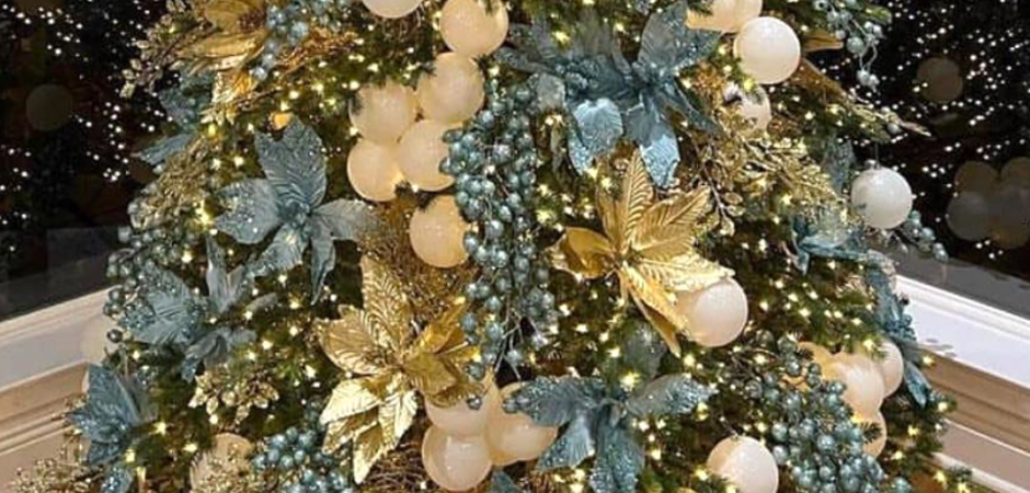 Дизайнерская Елка украшенная Золотыми и Голубыми Цветами Golden and Blue Flowers Дизайнерская Елка украшенная Золотыми и Голубыми Цветами Golden and Blue Flowers - Loft-Concept в Костроме