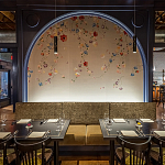 Обои ручная роспись Falling Flowers Standard colourway on Pale Grey dyed silk варинант исполнения - 1 | Loft Concept в Костроме