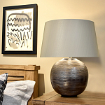 Настольная лампа с круглым фарфоровым основанием ручной работы с покрытием глазурью и белым абажуром из искусственного шелка Elstead Lighting варинант исполнения - 2 | Loft Concept в Костроме