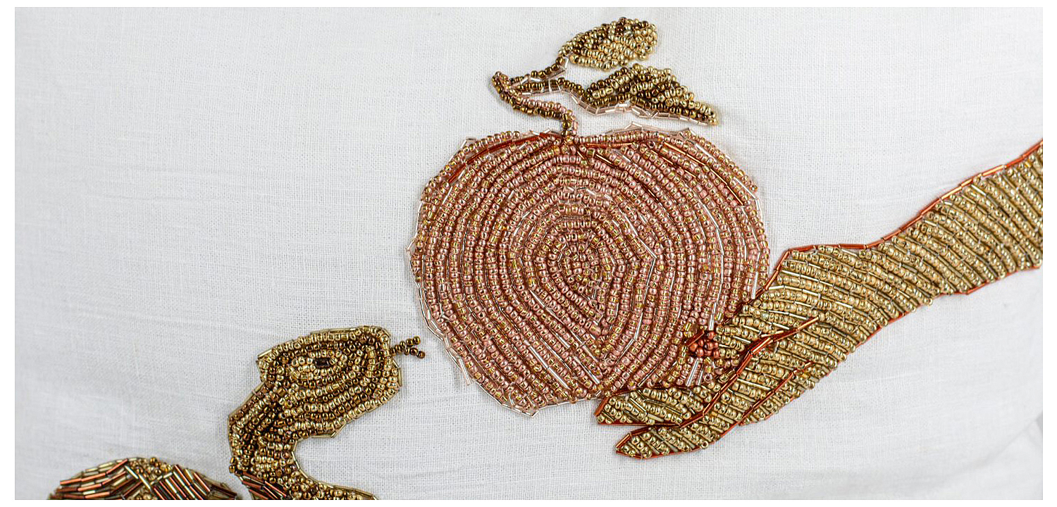 Подушка с вышивкой из бисера Snake with Apple Подушка с вышивкой из бисера Snake with Apple - Loft-Concept в Костроме