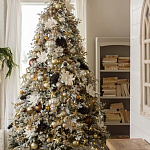 Дизайнерская Елка украшенная шарами в бежевых тонах и декором в виде белых цветов и шишек варинант исполнения - 1 | Loft Concept в Костроме