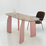Обеденный стол со стеклянной столешницей и розовыми ножками с тканевой обивкой Wrigley варинант исполнения - 5 | Loft Concept в Костроме