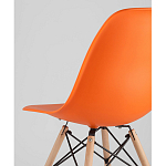 Пластиковый стул на ножках из массива бука Eames Orange варинант исполнения - 3 | Loft Concept в Костроме