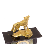 Часы настольные с декором в виде волка из натурального камня Офиокальцит Wolf Stone Clock варинант исполнения - 3 | Loft Concept в Костроме