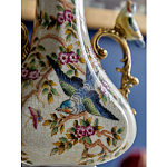 Ваза белого цвета из фарфора с цветочным рисунком и бронзовыми ручками с фигурками птиц Eden Garden porcelain and bronze варинант исполнения - 4 | Loft Concept в Костроме