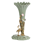 Ваза зеленая фарфоровая с волнистым краем с бронзовой фигуркой журавля Eden Garden  варинант исполнения - 1 | Loft Concept в Костроме