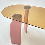 Обеденный стол со стеклянной столешницей и розовыми ножками с тканевой обивкой Wrigley варинант исполнения - 4 | Loft Concept в Костроме