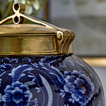 Ваза с насыщенным синим орнаментом и золотой крышкой Blue & White Ornament  варинант исполнения - 3 | Loft Concept в Костроме