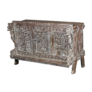 Буфет из дерева с резным орнаментом