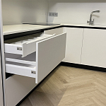 Угловой кухонный гарнитур Жемчужный белый Серый Clarke Kitchen Set White Grey варинант исполнения - 6 | Loft Concept в Костроме