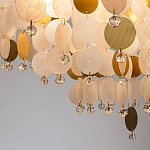 Люстра подвесная с белыми и золотыми круглыми подвесками Диаметр 70 см SHELL Chandelier варинант исполнения - 3 | Loft Concept в Костроме