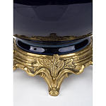 Ваза темно-синяя фарфоровая на бронзовой подставке с ажурным ободком и изогнутыми ручками Eden Garden варинант исполнения - 3 | Loft Concept в Костроме