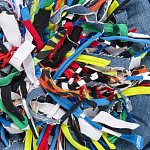 Подушка круглая из джинсовой одежды Heart Round варинант исполнения - 2 | Loft Concept в Костроме