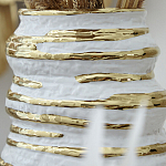 Ваза белая с рельефной поверхностью и золотыми полосами Vase Beehive варинант исполнения - 3 | Loft Concept в Костроме