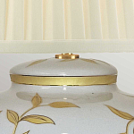 Настольная лампа с фарфоровым основанием бежевого цвета с рисунком и плиссированным абажуром на темной подставке Elstead Lighting варинант исполнения - 8 | Loft Concept в Костроме