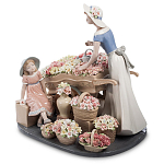 Статуэтка фарфоровая Девушка и маленькая девочка с цветами Charming Statuette варинант исполнения - 1 | Loft Concept в Костроме