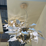 Люстра подвесная с белыми матовыми и золотыми глянцевыми листьями Wintery flovers варинант исполнения - 4 | Loft Concept в Костроме