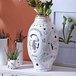 Ваза с декоративными лицами и графическими элементами в виде сердец и символов Faces of Imagination варинант исполнения - 3 | Loft Concept в Костроме