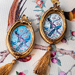 Картина с изображением павлинов в саду в овальной позолоченной раме с кисточкой Chinoiserie Imperial Garden Peacocks on a Tree Poster варинант исполнения - 4 | Loft Concept в Костроме