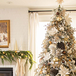 Дизайнерская Елка украшенная шарами в бежевых тонах и декором в виде белых цветов и шишек варинант исполнения - 3 | Loft Concept в Костроме