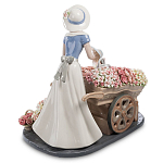 Статуэтка фарфоровая Девушка и маленькая девочка с цветами Charming Statuette варинант исполнения - 3 | Loft Concept в Костроме
