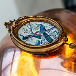 Картина с изображением павлинов в саду в овальной позолоченной раме с кисточкой Chinoiserie Imperial Garden Peacocks on a Tree Poster варинант исполнения - 3 | Loft Concept в Костроме