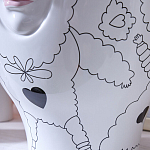 Ваза с декоративными лицами и графическими элементами в виде сердец и символов Faces of Imagination варинант исполнения - 10 | Loft Concept в Костроме