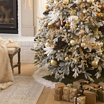 Дизайнерская Елка украшенная шарами в бежевых тонах и декором в виде белых цветов и шишек варинант исполнения - 2 | Loft Concept в Костроме