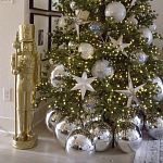 Украшенная Новогодняя Елка с серебряными шарами и звездами варинант исполнения - 2 | Loft Concept в Костроме