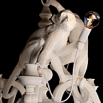 Люстра с тремя фигурами обезьян с лампочками в руках белого цвета Hanging Monkey варинант исполнения - 4 | Loft Concept в Костроме