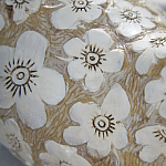 Статуэтка курица с резными белыми цветами на бежевой фактурной поверхности Rustic Chicken варинант исполнения - 2 | Loft Concept в Костроме