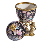 Шкатулка в форме яйца на величественных львах из фарфора с бронзовыми элементами Eden Garden варинант исполнения - 2 | Loft Concept в Костроме