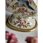 Ваза белого цвета из фарфора с цветочным рисунком и бронзовыми ручками с фигурками птиц Eden Garden porcelain and bronze варинант исполнения - 3 | Loft Concept в Костроме