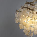 Люстра подвесная с белыми перламутровыми подвесками и изогнутыми золотистыми элементами Диаметр 50 см SHELL Chandelier варинант исполнения - 3 | Loft Concept в Костроме