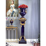 Подсвечник из темно-синего фарфора на бронзовой подставке с фигурками ангелов и декоративными ручками Eden Garden варинант исполнения - 2 | Loft Concept в Костроме