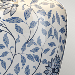 Настольная лампа с керамическим основанием в белом цвете с синим цветочным орнаментом на темной деревянной подставке и тканевым абажуром Elstead Lighting варинант исполнения - 4 | Loft Concept в Костроме