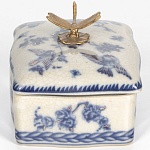 Фарфоровая шкатулка с бронзовой стрекозой Blue and White варинант исполнения - 2 | Loft Concept в Костроме