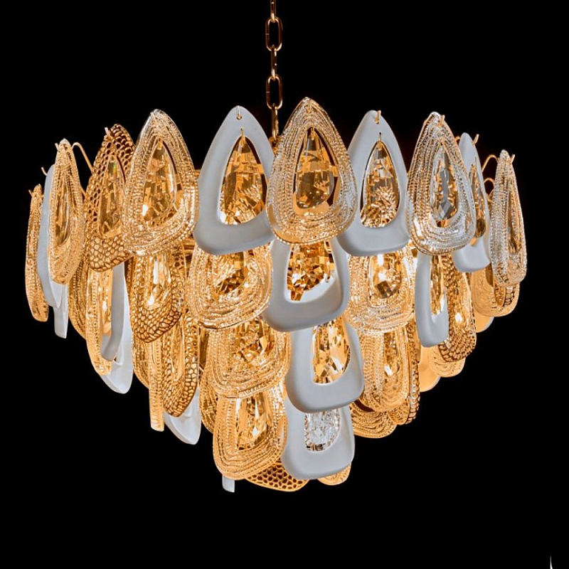 Люстра с многослойными белыми и прозрачными подвесками Character Chandelier Золотой Прозрачный Белый Люстра с многослойными белыми и прозрачными подвесками Character Chandelier Золотой Прозрачный Белый в Костроме | Loft Concept